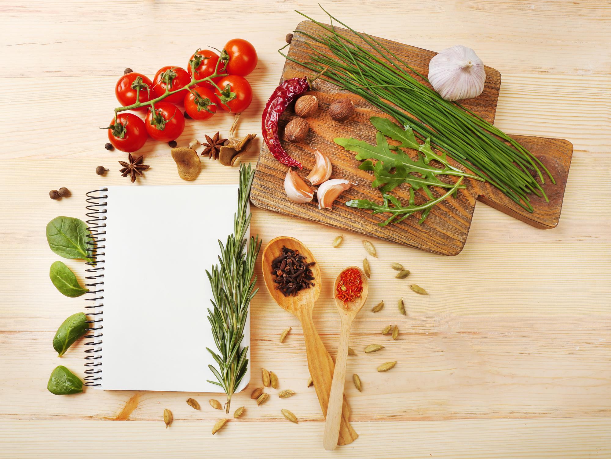 Tavolo di lavoro con ingredienti freschi